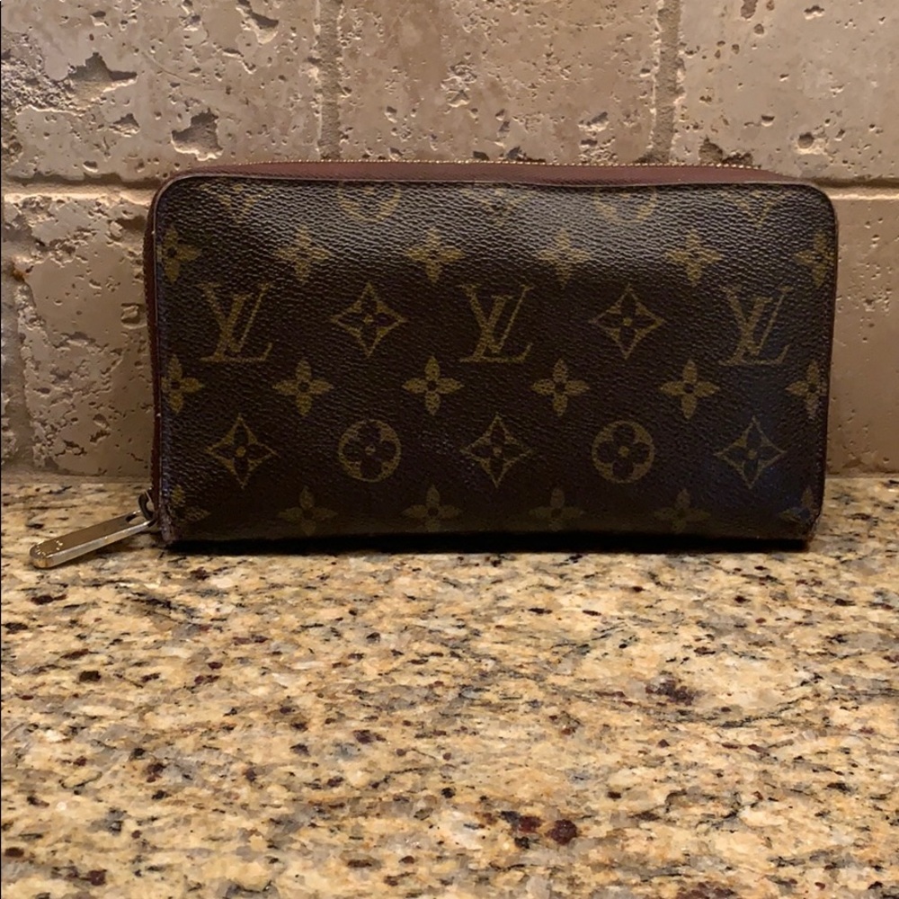 Louis Vuitton Zippy wallet